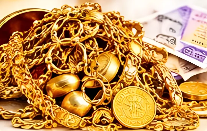 Old gold chains, bangles and coins with currency notes